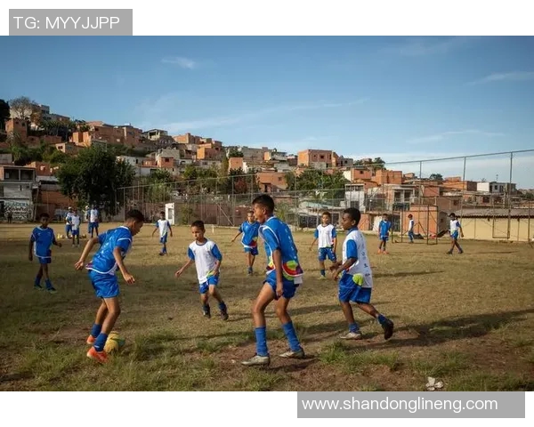 父子携手追梦绿茵场足球明星动漫展现亲情与激情