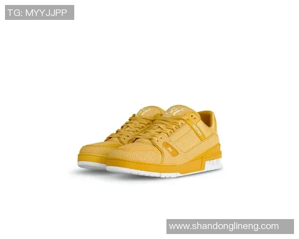 足球明星同款板鞋让你轻松打造运动时尚风格，尽显个性魅力与活力气息