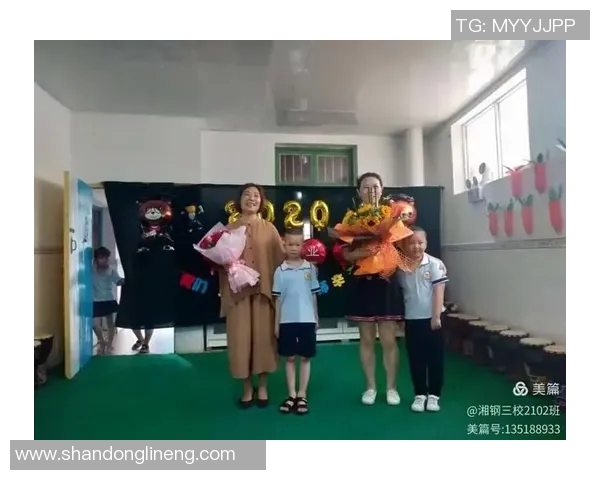 儿童与足球明星亲密合影展现梦想与激情的瞬间